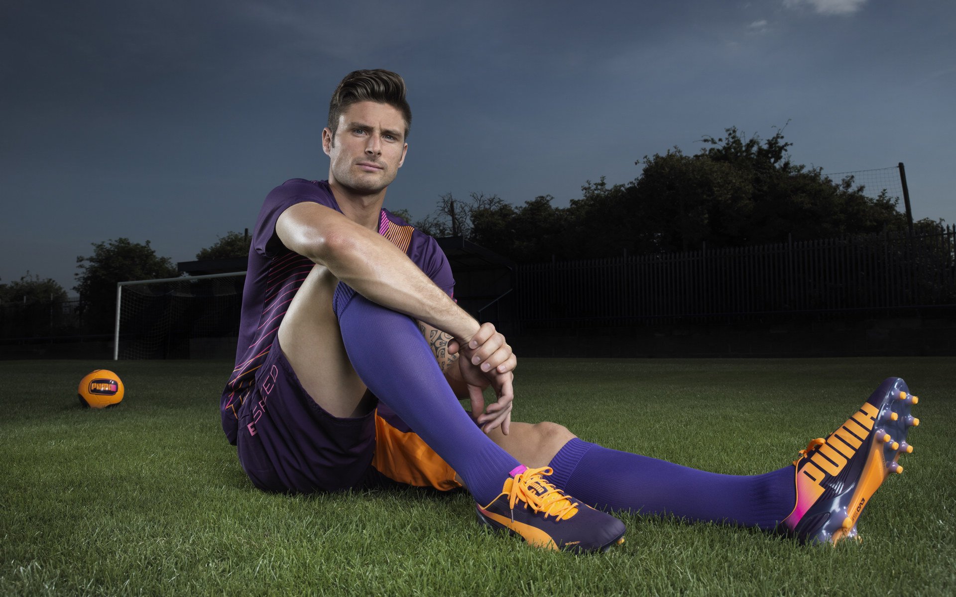 EDG主教练接受专访谈未来，edg主教练正在热身